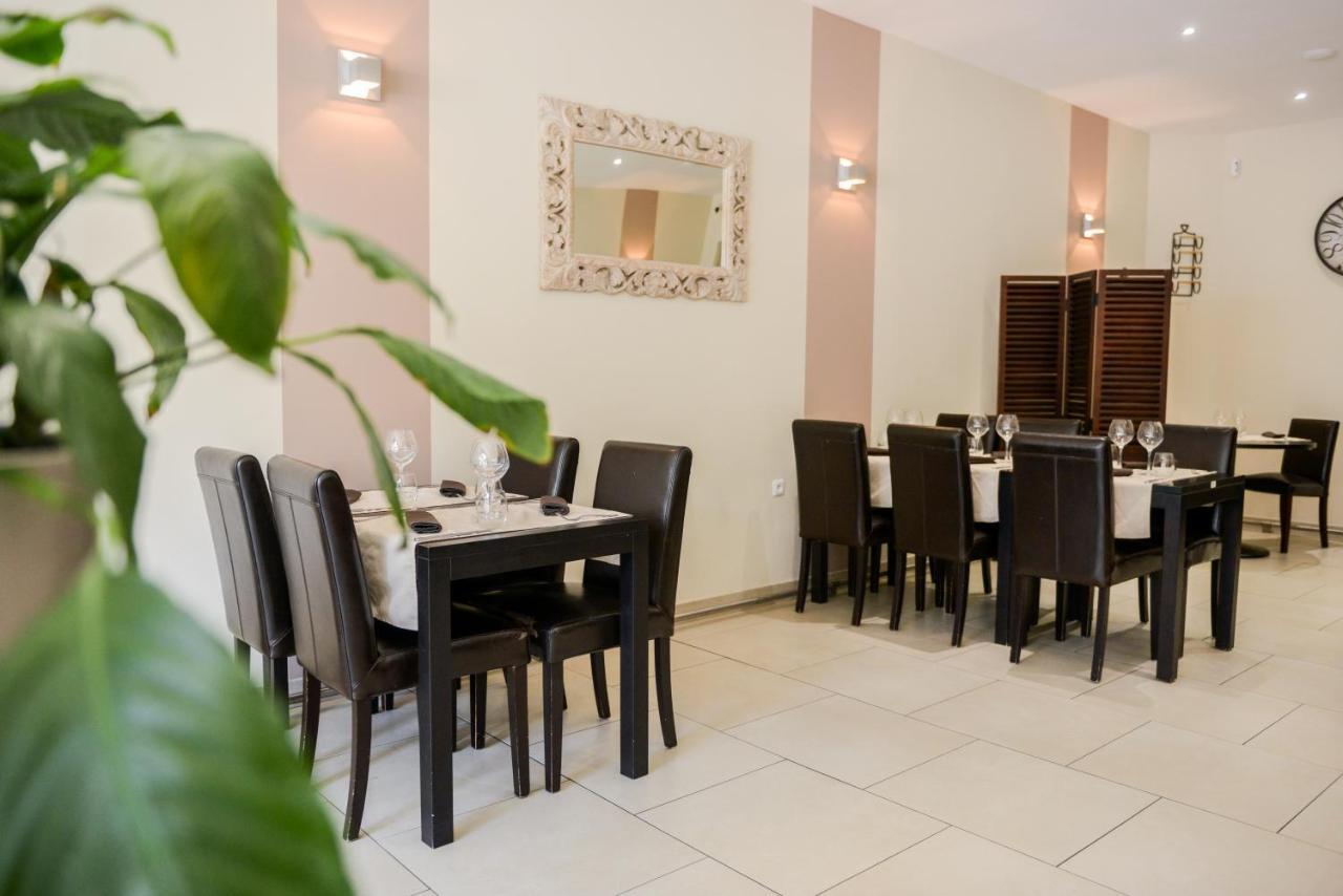 Logis Le Saint Hubert Hotel Haybes Exterior foto